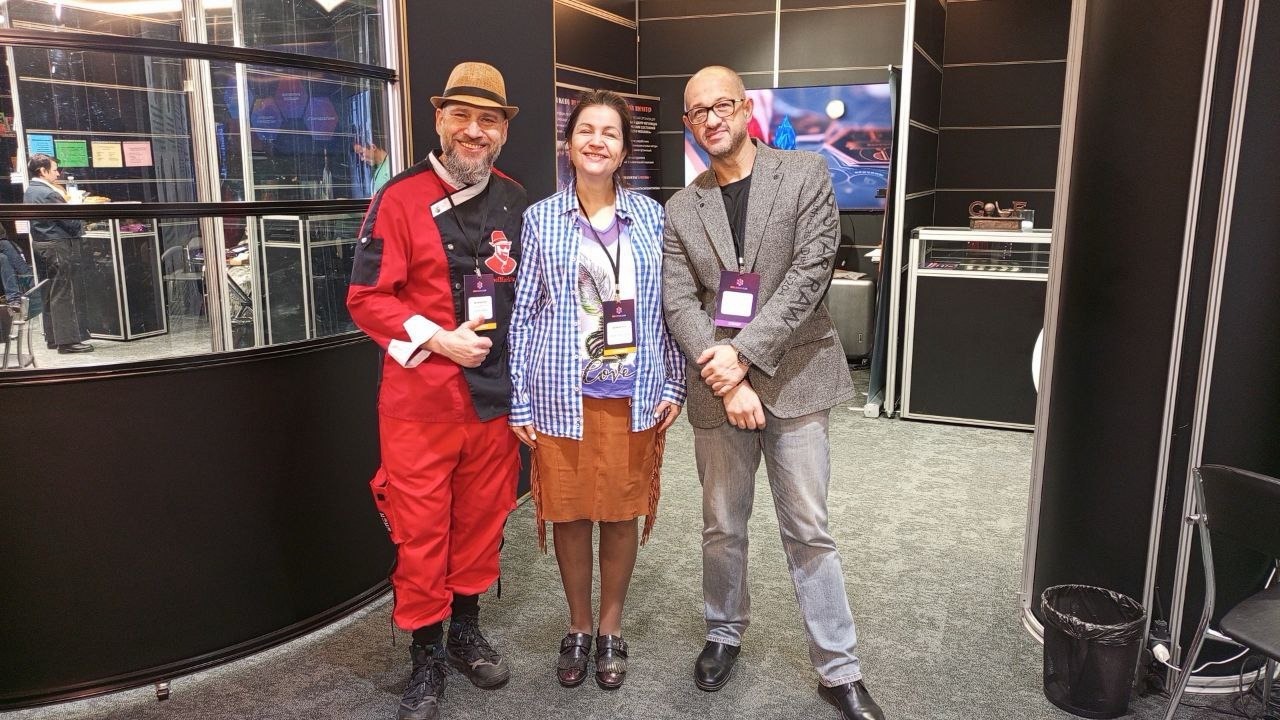 На фото, я, Ольга - наш партнер франчайзи и Марк Окунь, шеф повар и нутрициолог. Фото в Москве на выставке