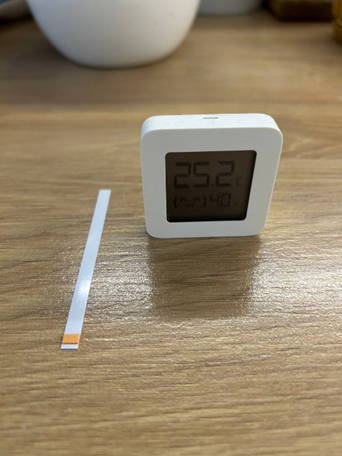 Тест-полоска для определения кислотности и прибор измерения температуры, влажности воздуха в помещении