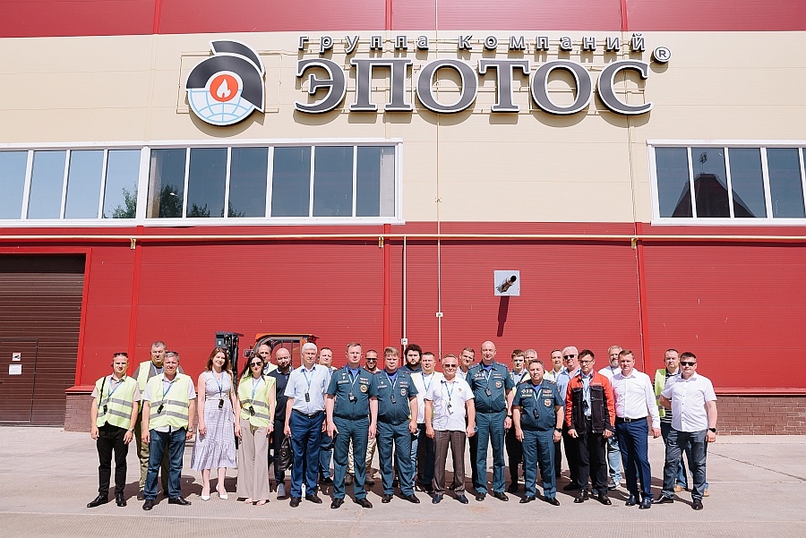 Фото сотрудников Эпотос на фоне завода