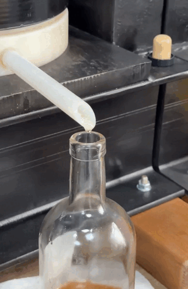 Так делается сыродавленное масло абрикововых косточек, очень медленный процесс