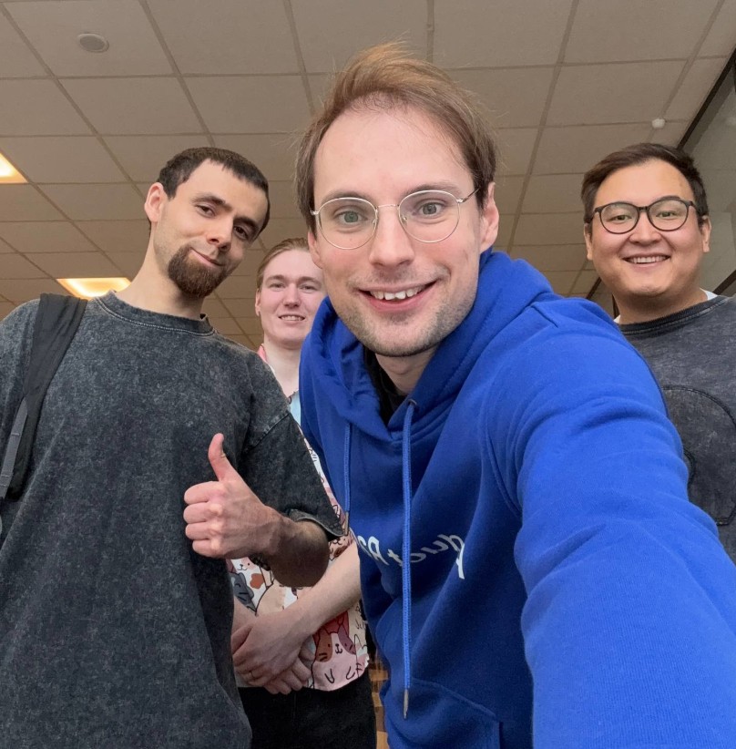 Мы с Владом (в синем) развиртуализировались в Питере