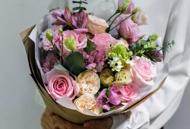 Лизиантус, или эустома, рядом с хризантемой не проживёт и трёх дней: хризантема из семейства астровых выделяет в воду вещества, от которых нежная эустома гибнет. 