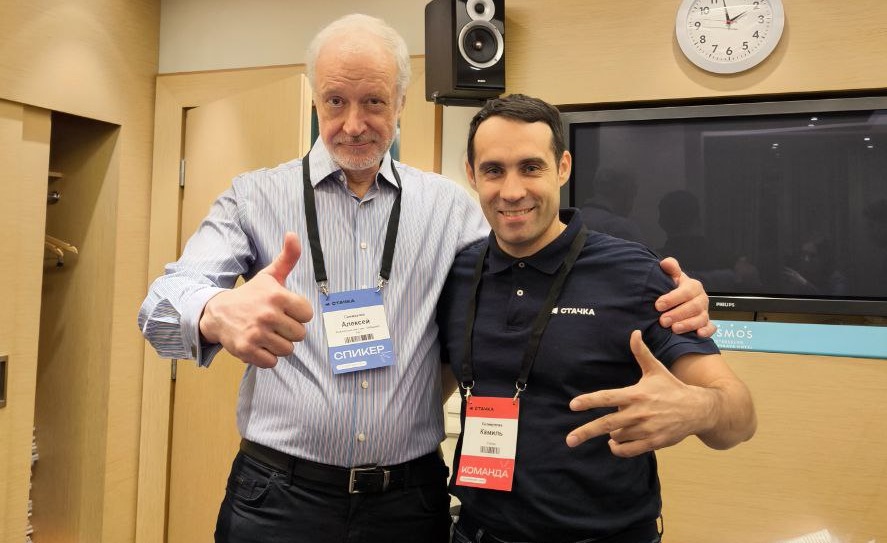 Я с Семихатовым. Забыл сказать: каждый год мы стараемся приглашать на «Стачку» интересных гостей.