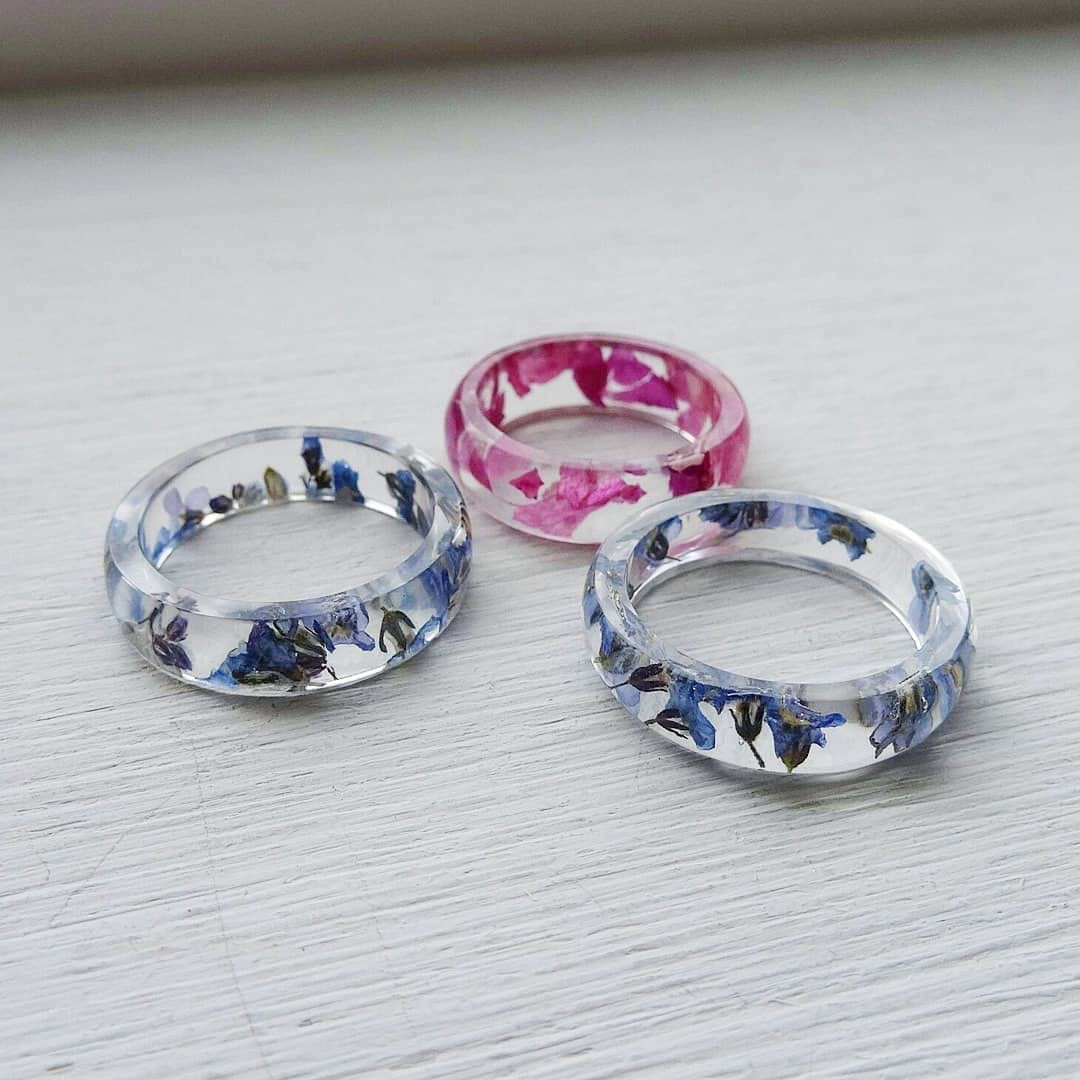 На три таких кольца уходит меньше 30 граммов смолы. Покупать литр, чтобы сделать украшение, — как брать бутыль клея для одной пары обуви