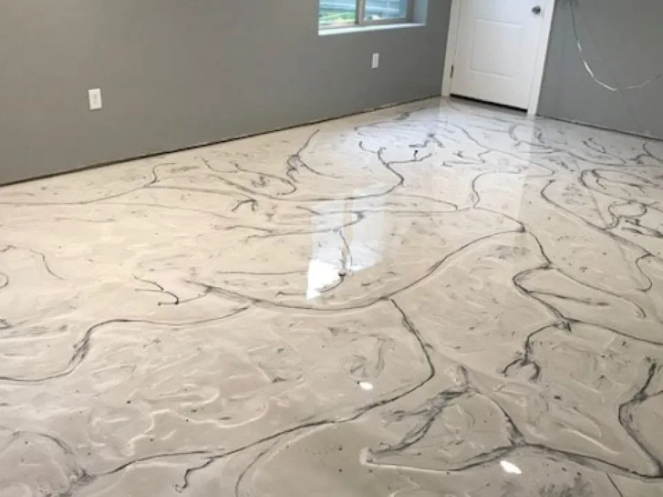 Наливные полы из эпоксидки — один из самых дорогих вариантов применения. На квадратный метр уходит до 1 кг смолы