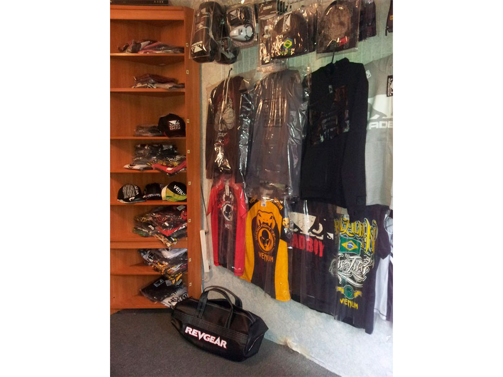 Первый шоурум — обычная квартира в Москве. Одежда Bad Boy и Venum висит на стене, никакого ремонта.