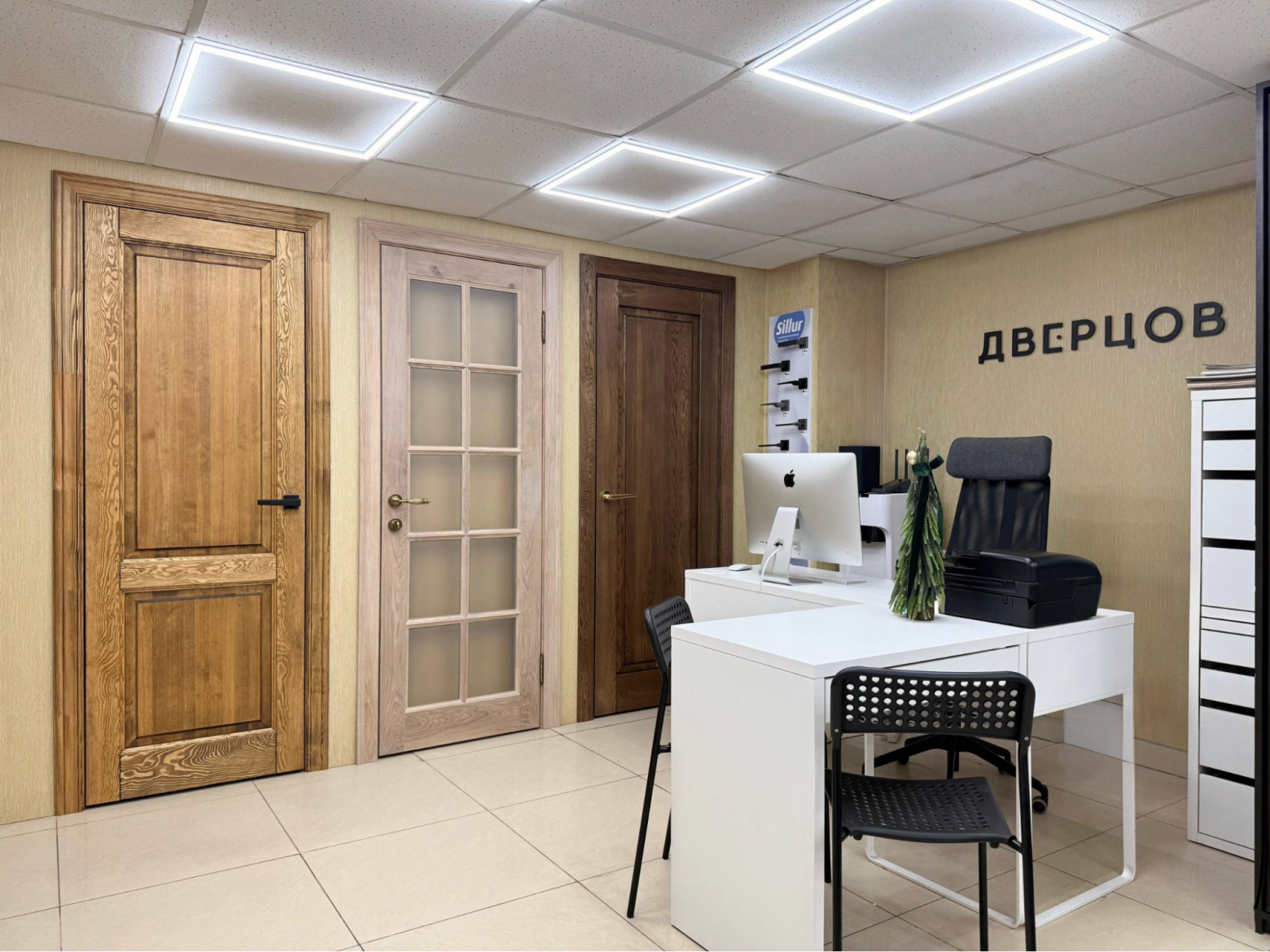 Первый собственный салон открыли в 2013-м — через два года после старта, когда на сайте уже вовсю шли заказы