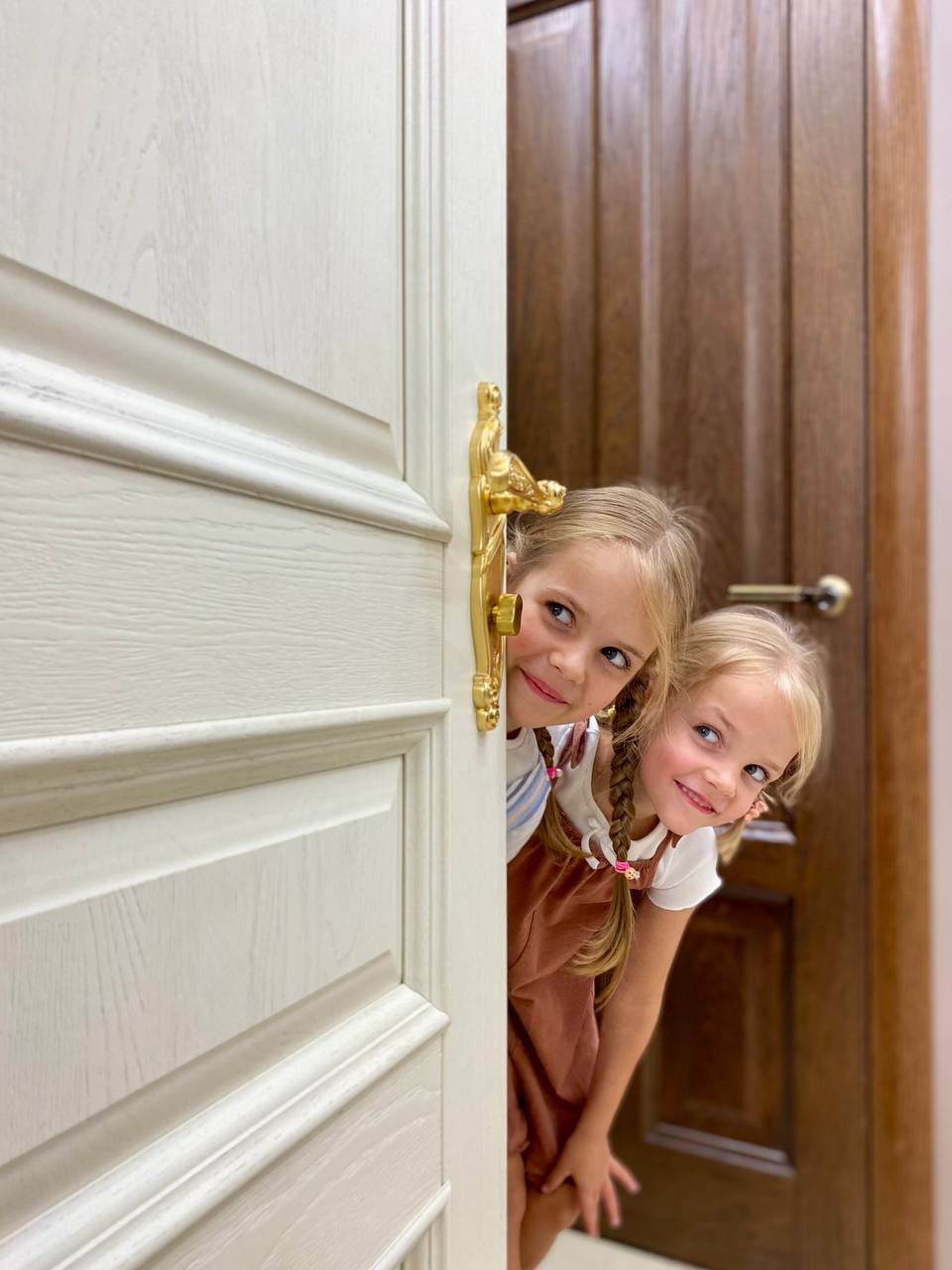 Маленькие гости шоурума на Волгоградском проспекте всё проверили: двери открываются и закрываются, вход и выход найден