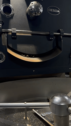 Турецкий ростер, момент выгрузки: зерно сыплется из барабана на охладительный лоток.