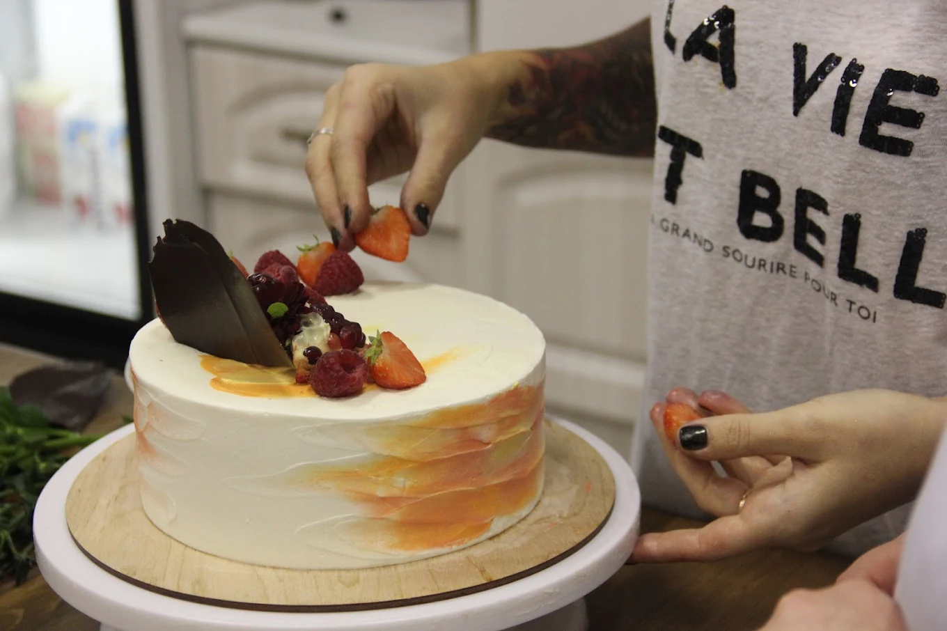 На мастер-классы приходило по 10–12 человек, и каждый хотел не только научиться готовить, но и купить профессиональные ингредиенты. 