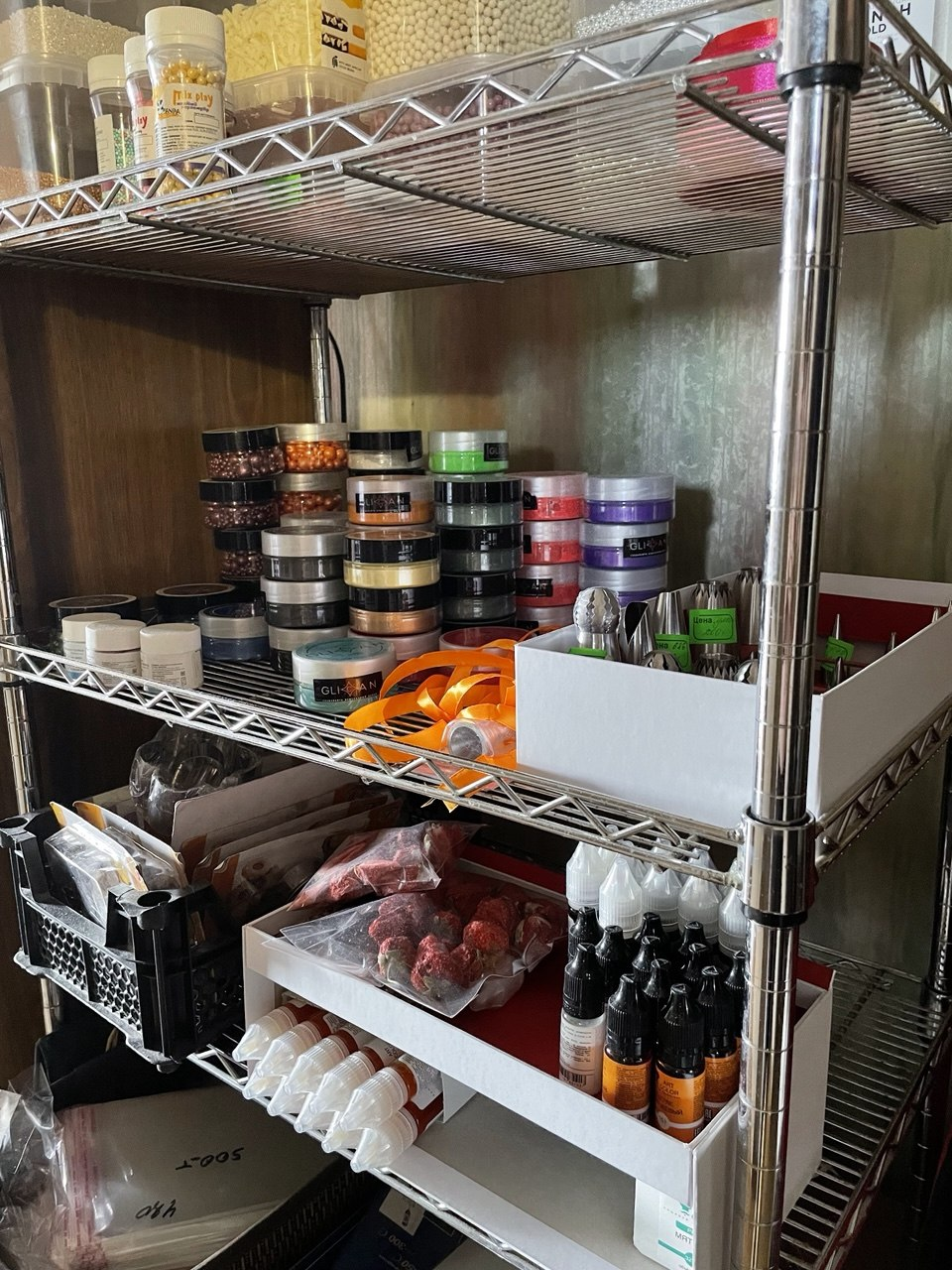 Аренды нет: склад в собственности, это сильно снижает постоянные расходы.