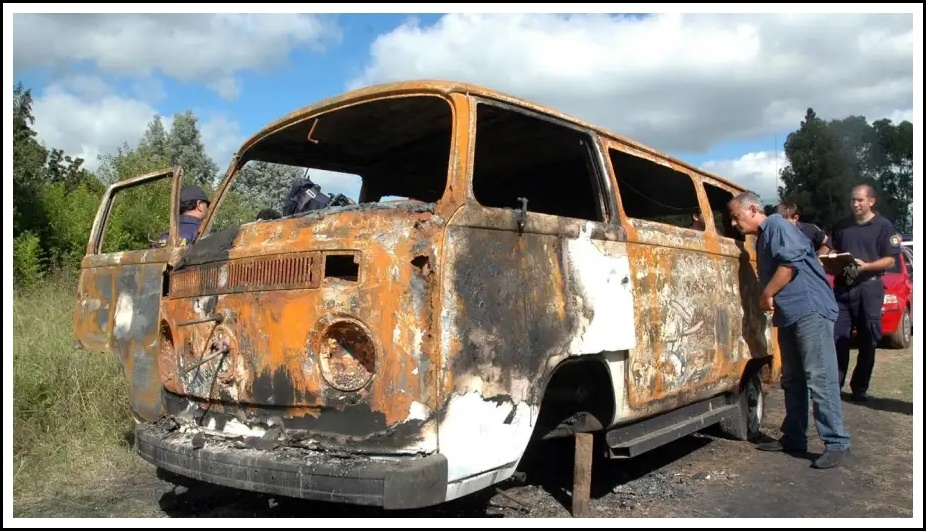 Фургон потом найдут сгоревшим в каких-то окраинах. Это, предположительно, Volkswagen Transporter T2