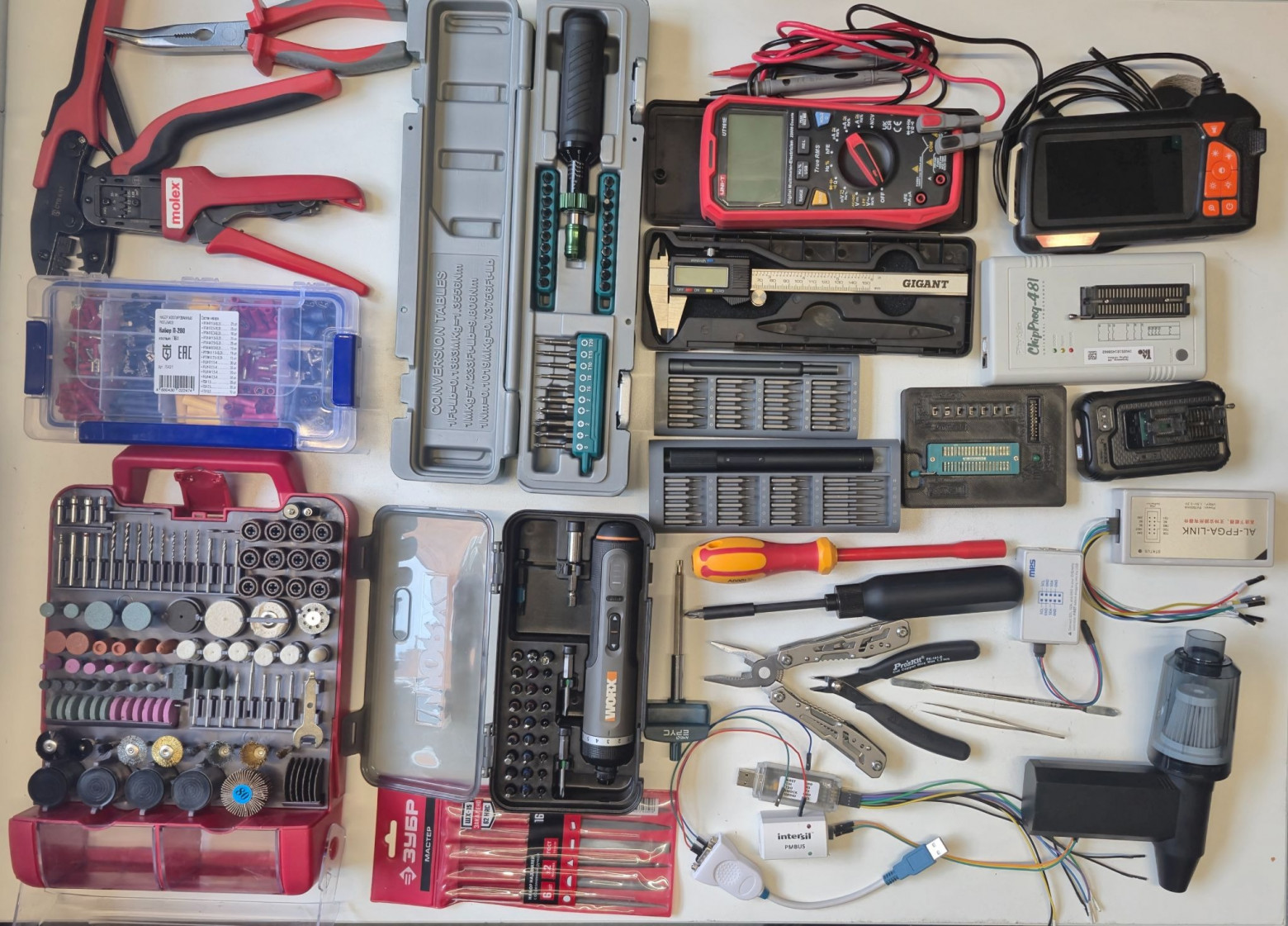 Инструменты и программаторы для работы инженера по сборке оборудования 