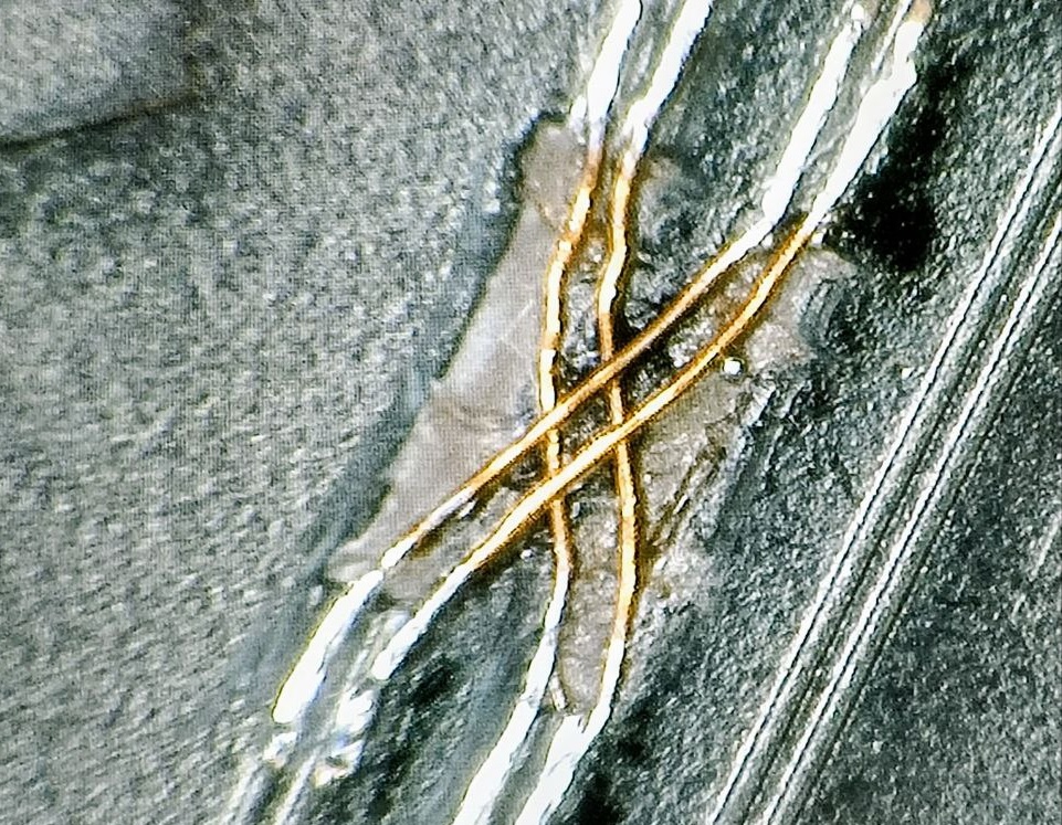 Пример работы инженера по электронике. В реальности размер места пайки настолько маленький, что меньше головки спички. 