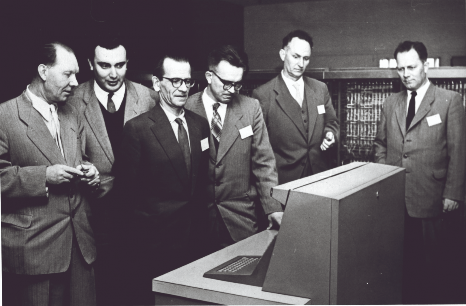 Группа учёных-разработчиков во главе с пионером вычислительной (компьютерной) техники Сергеем Лебедевым вокруг передового мейнфрейма семейства БЭСМ.