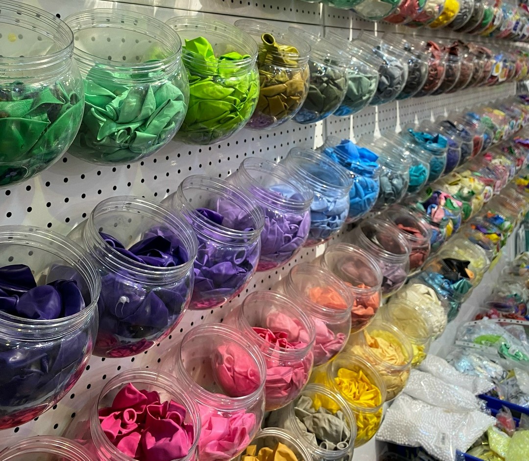 Только латексных шаров у нас больше сорока цветов. Клиент подбирает оттенок под тему праздника — декоратор надувает прямо при нём