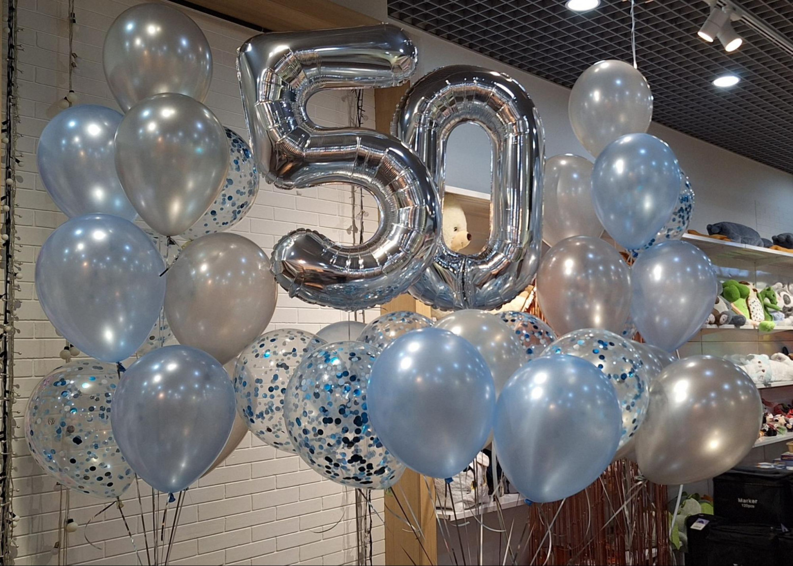 Заказ на юбилей — 4 500 рублей. Декоратор собирает такой набор прямо в зале, пока клиент ждёт