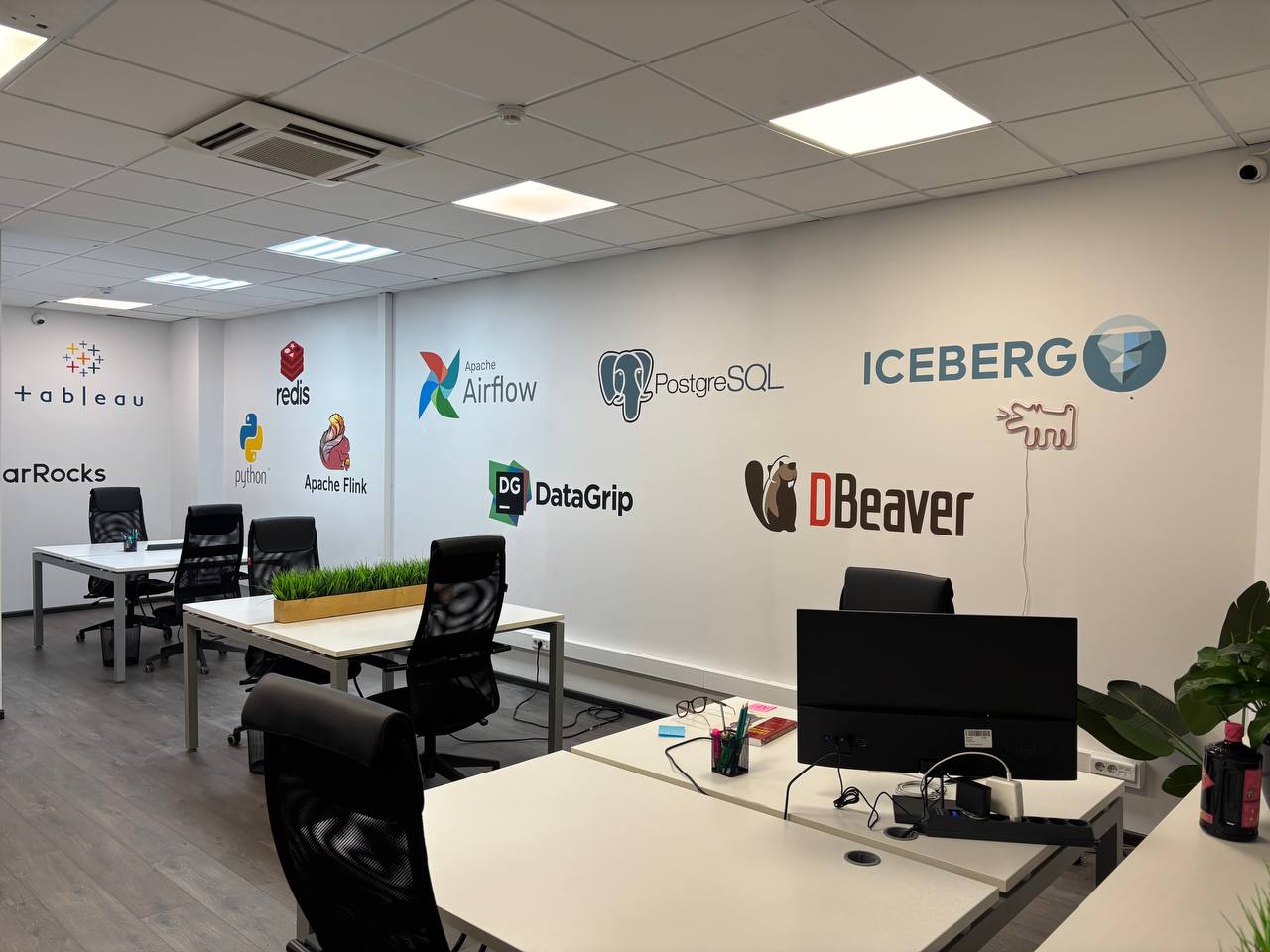 ΔE   3: Как баг с колеровкой чуть не обрушил прод, и почему офис — это API вашей корпоративной культуры - 1