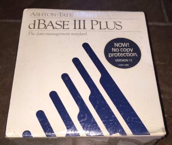 Упаковка с программой. В 1980-е многие производители ПО защищали диски от копирования пиратами, что не давало сделать резервную копию на случай порчи диска. Ashton-Tate отказались от этой практики и открыто писали об этом на обложке. Источник: https://www.worthpoint.com/