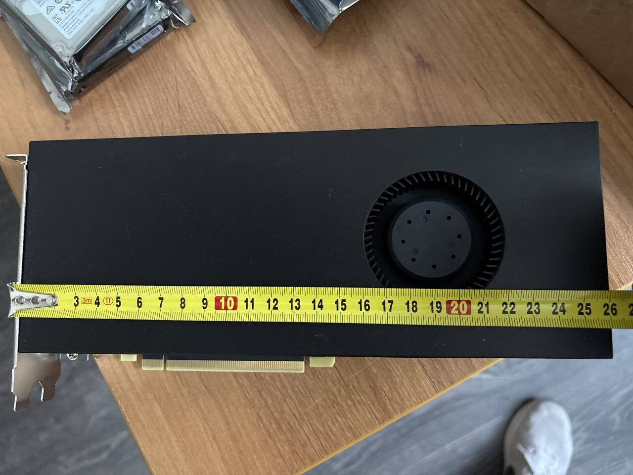 Замер длины V100 OLOEY PCIe-конверсии — около 26 см