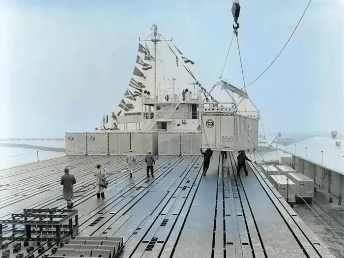 Погрузка контейнеров на первый контейнеровоз Ideal X (1956 год)  