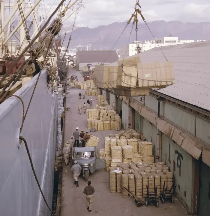 Погрузка на судно Maersk в 1961 году  