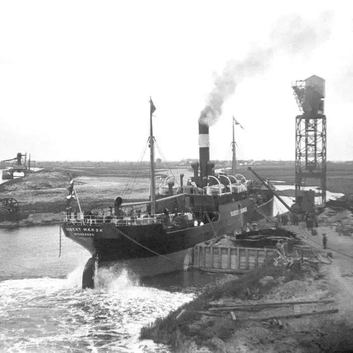 Собственная верфь и первое судно Роберт Мэрск сошедшее с него в 1920 году  