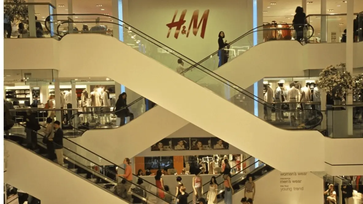 H&M в Нью-Йорке внутри в 2000 году  