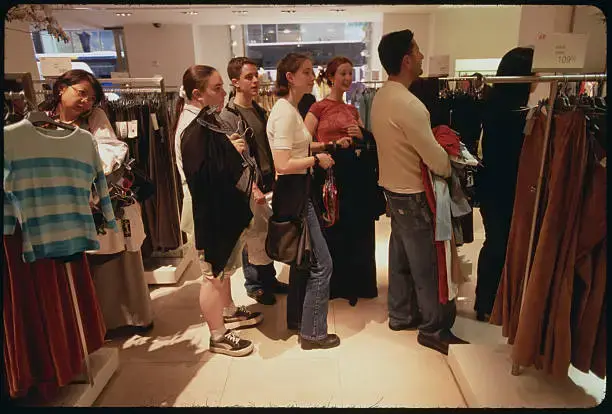 Толпы людей выстроились в очередь за покупками в новом магазине H&M на Манхэттене  