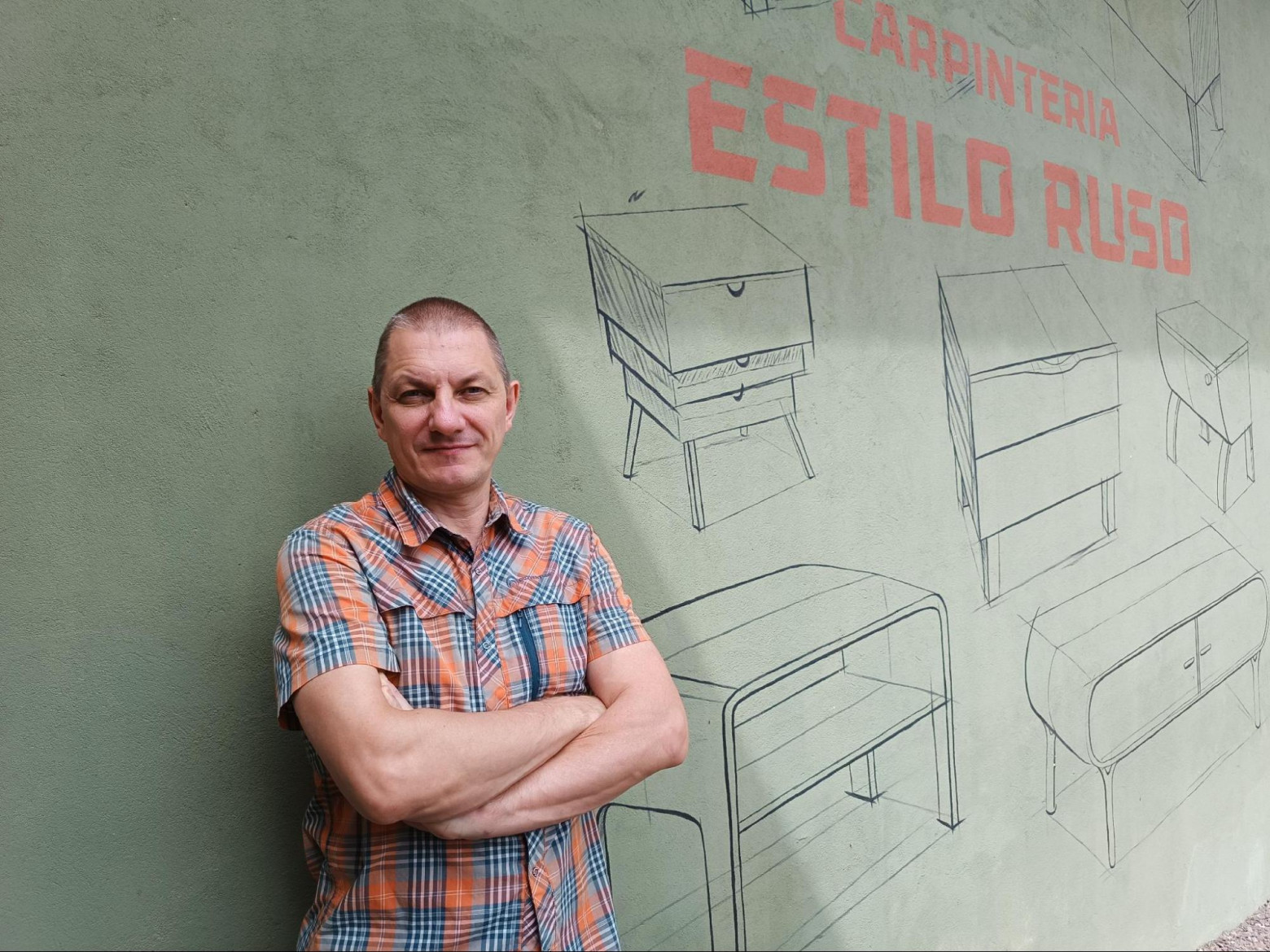 Это я у стены своей мастерской. «Carpintería Estilo Ruso» — «столярка в русском стиле», так нас тут и знают