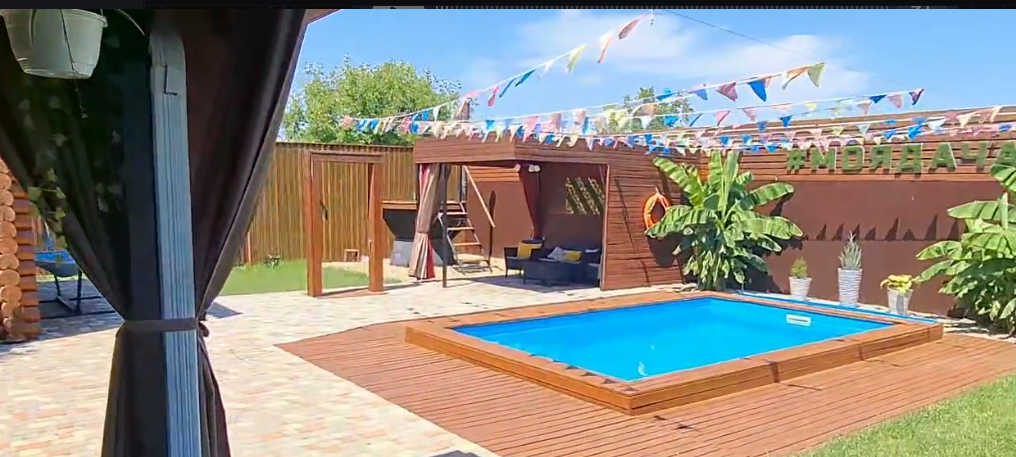 Тот же двор после трёх лет достроек