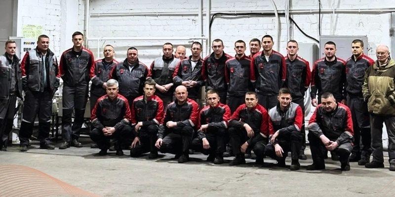 Производственная команда. На участки берут молодых и учат с нуля — говорят, идут сюда из-за коллектива