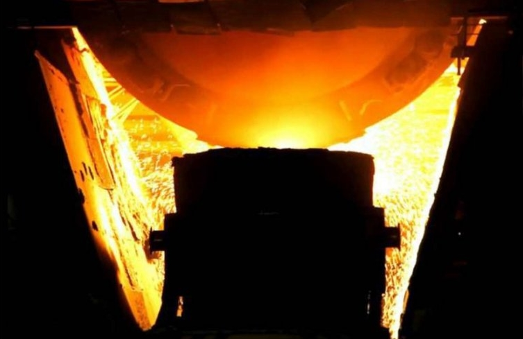 +1600°C и немного искр. Где-то там наша система пытается разглядеть уровень расплава в ковше