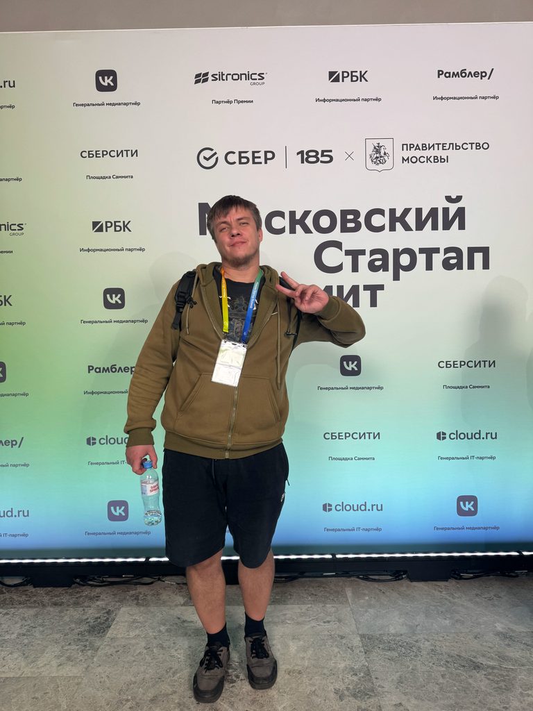 Возле баннера с логотипами
