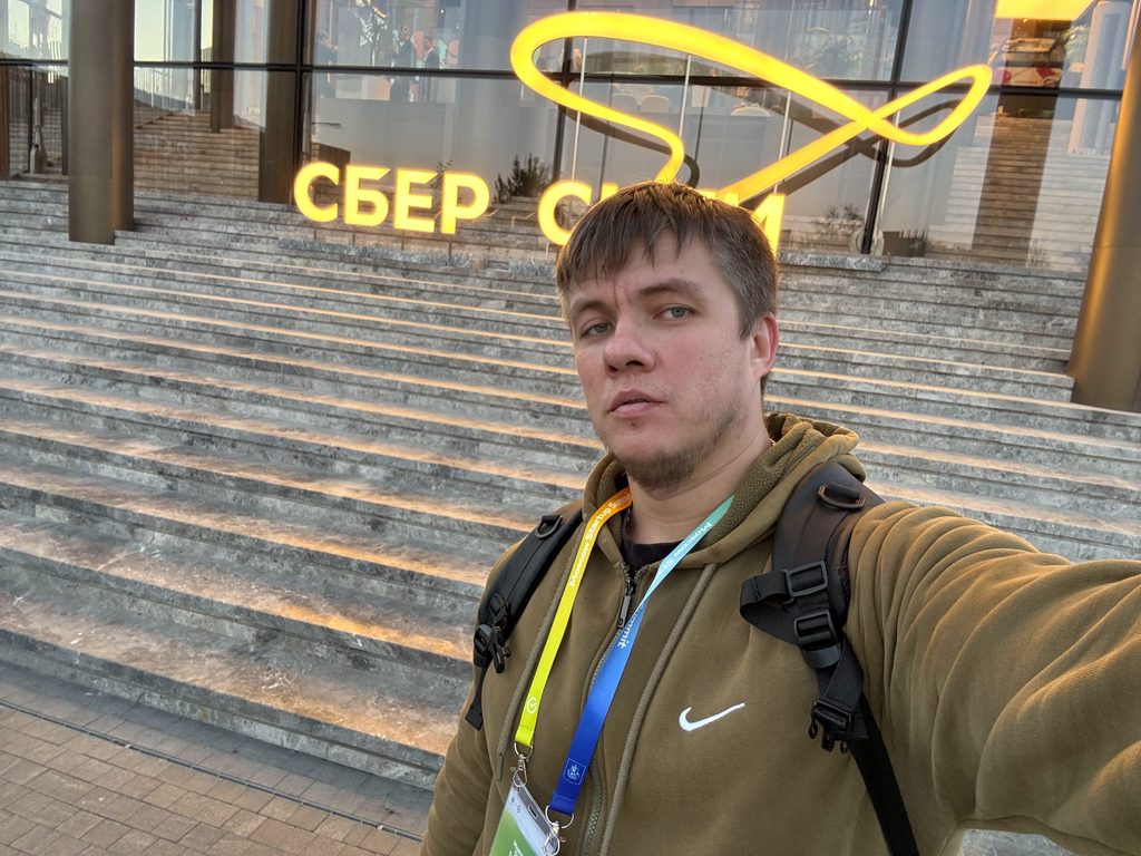 Непосредственно возле входа на саммит