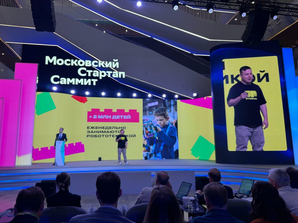 Новый робот для детей в образовательных целях на базе мобильного телефона