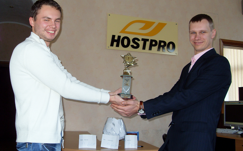 Karman.com.ua награждает Hostpro.ua кубком Хостер Года